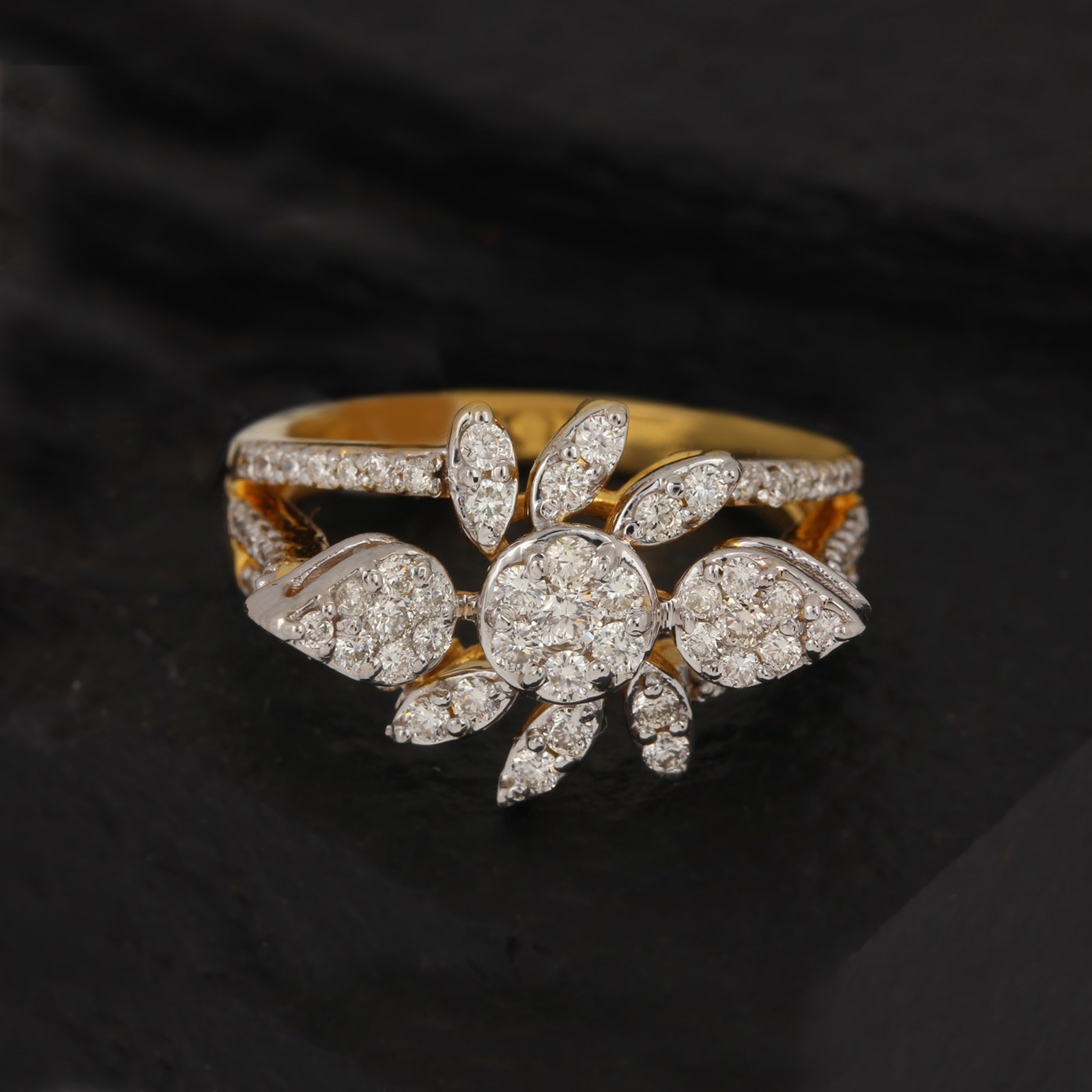 Yellow gold ring with diamond