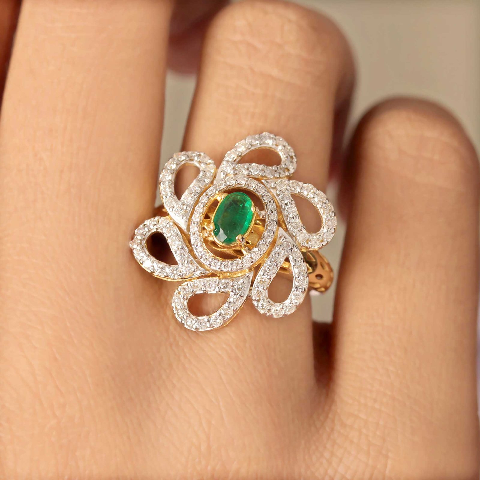 Gold Ring With Diamond And Emerald