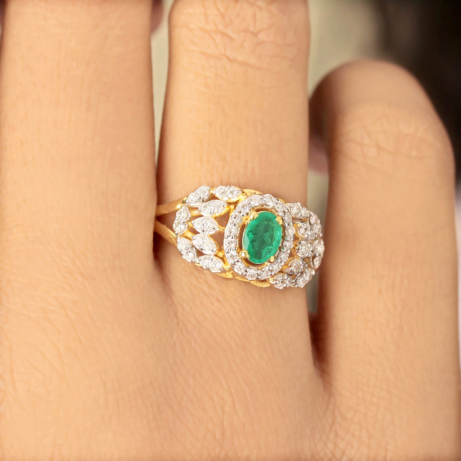 Beautiful ring with diamond-emerald